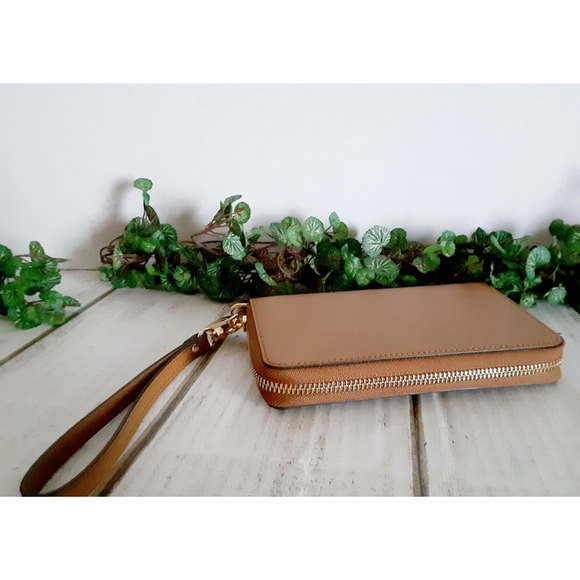 Michael Kors Multifunction Phone Wristlet/Wallet – Acorn - NWT - Picture 6 of 16
